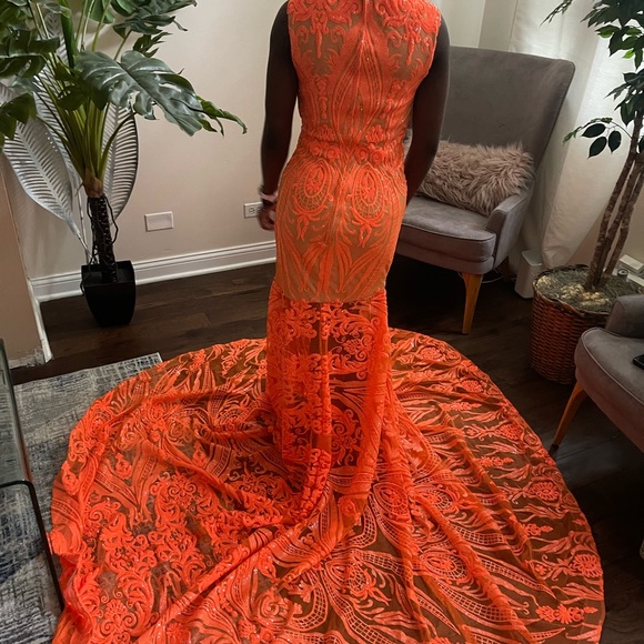 Size medium dress, very long train, vibrant orange color. - Picture 3 of 3